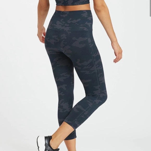 [Spanx] Camo Look At Me Now Seamless Cropped Leggings Small - Picture 2 of 10